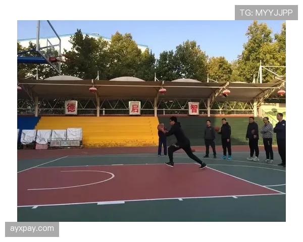 详细解读持球突破规则中中枢脚确立与走步违例的判定标准